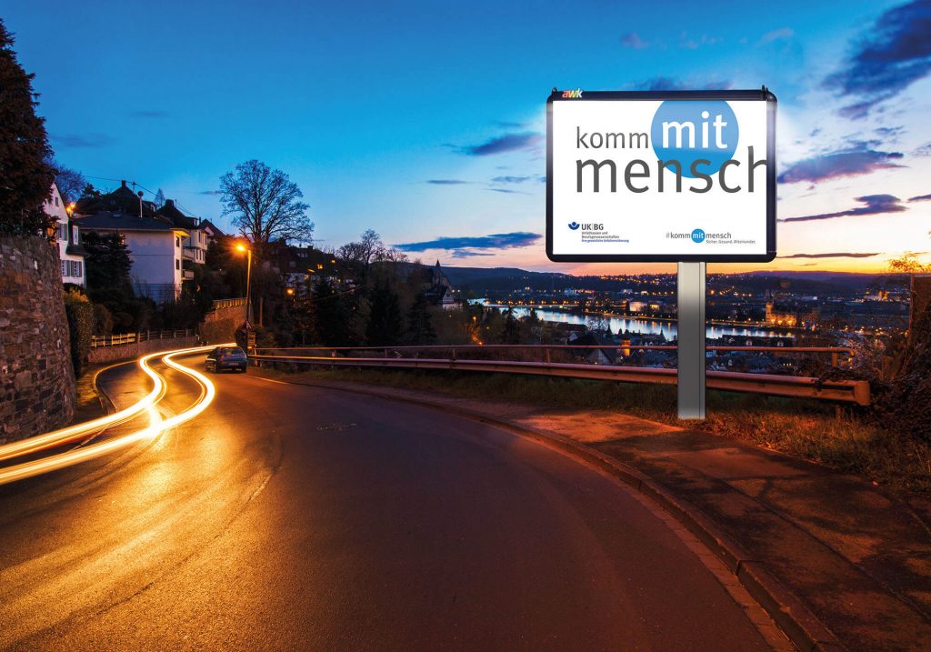 Eine Werbetafel mit dem Aufschrift komm mit mensch an einer Autobahn